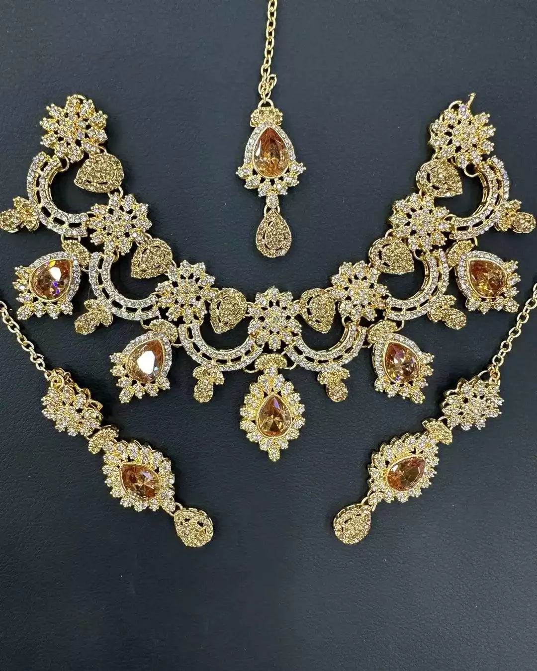 Zircon necklace set with teeka