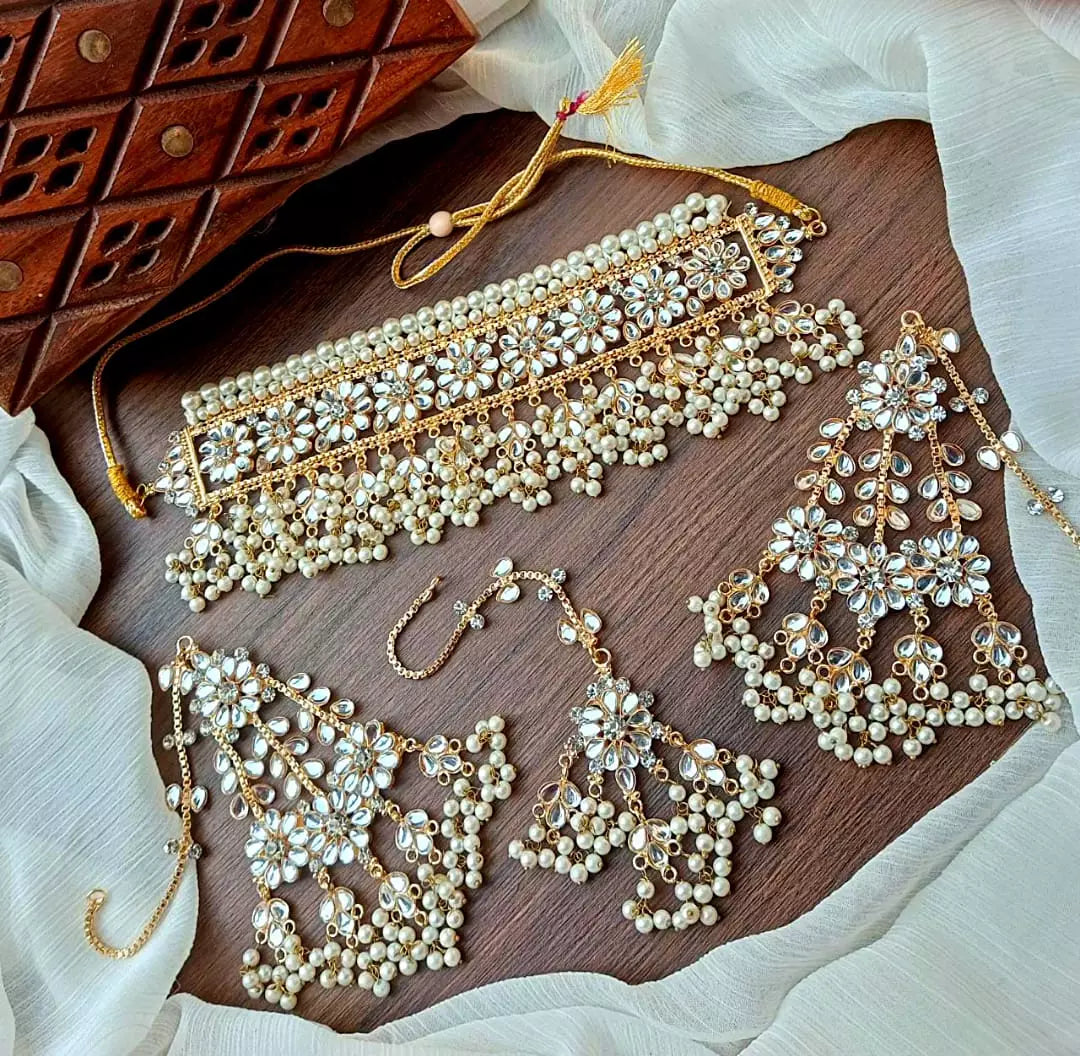 Gajra kundan set with teeka Main image