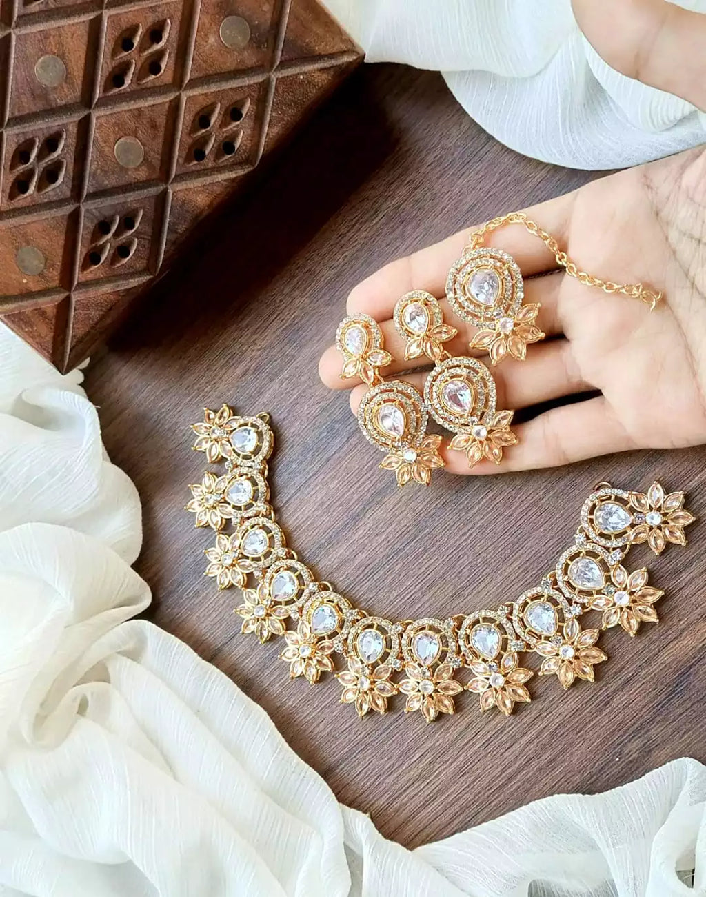 Zircon necklace set with teeka