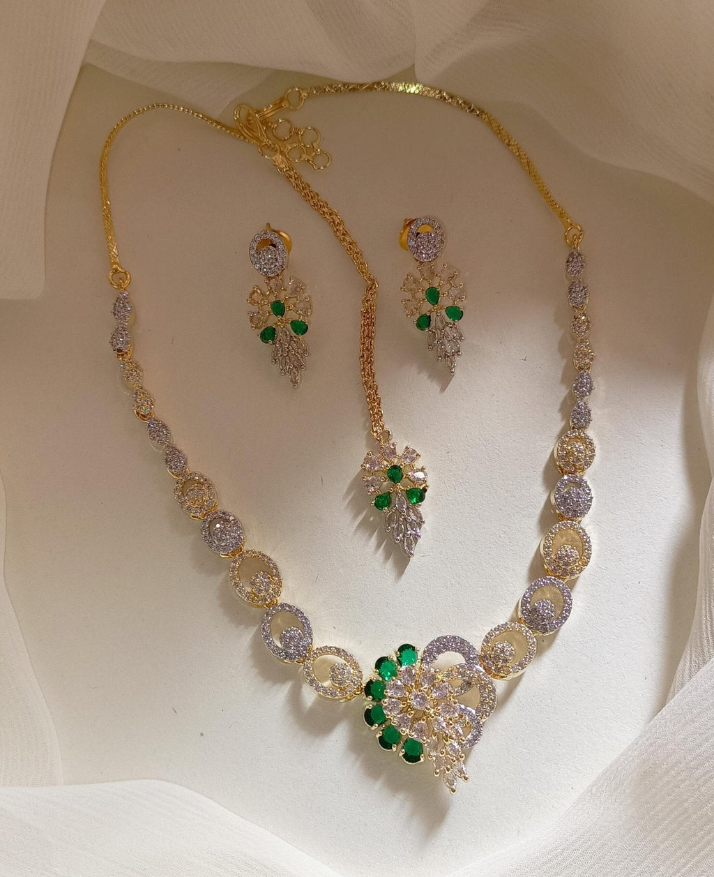 Indian necklace set with teeka