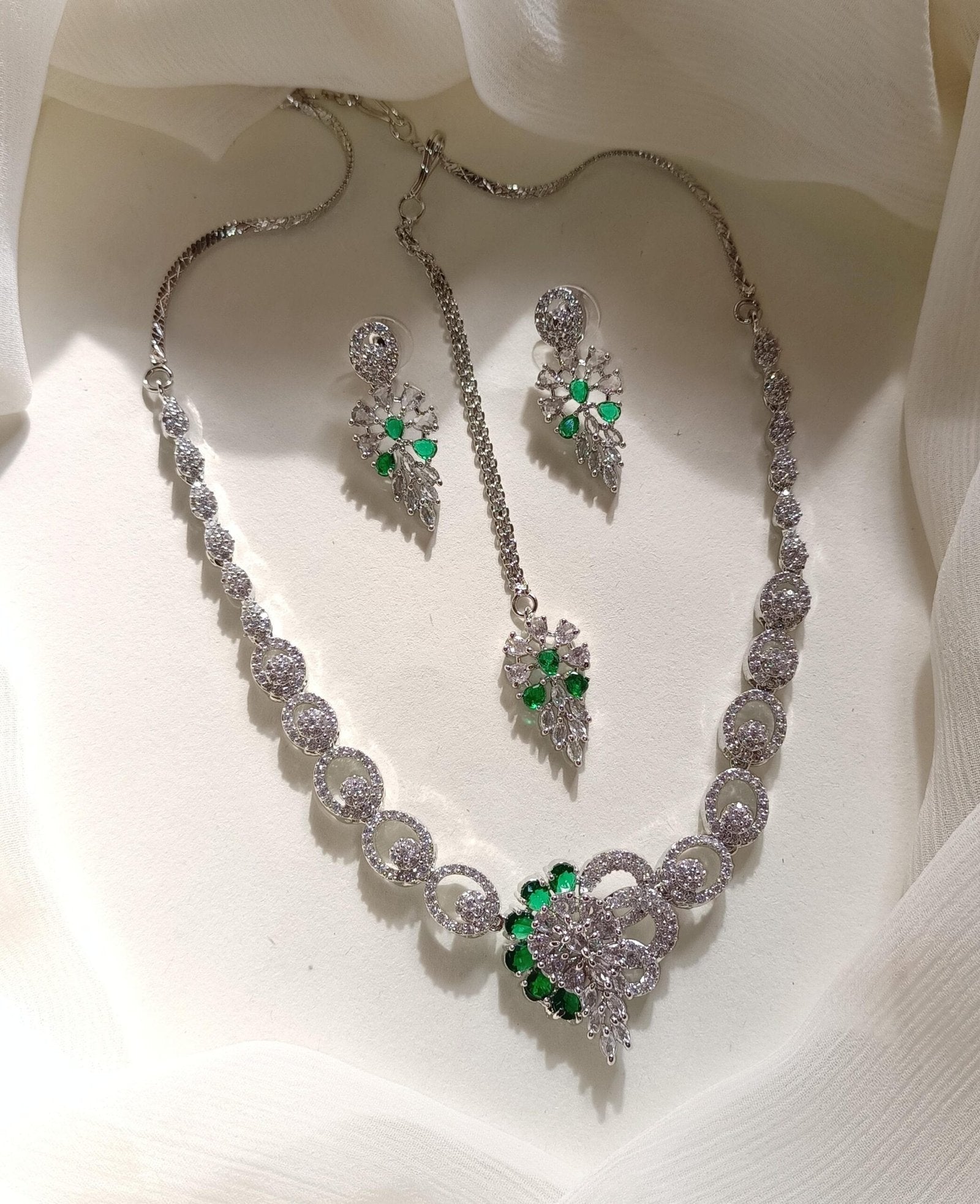 Indian necklace set with teeka