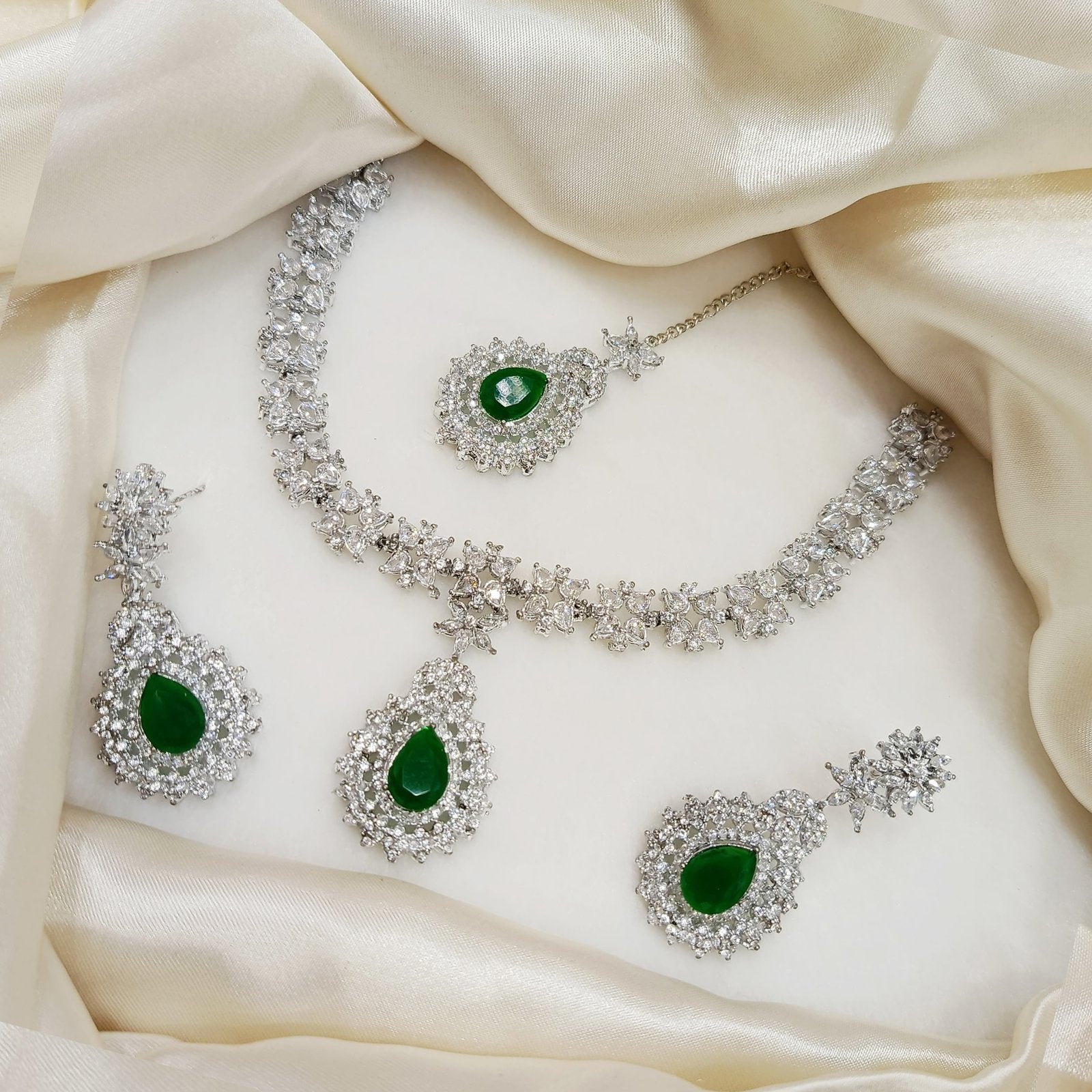 Zircon necklace set with teeka