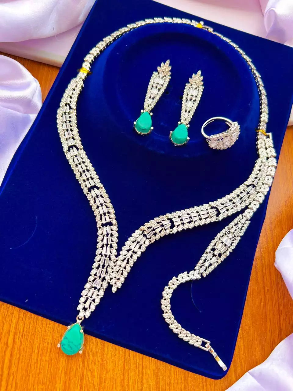 Zircon necklace set with bracelet