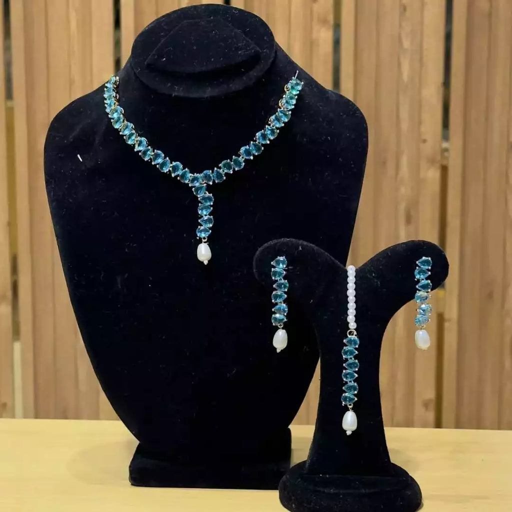 Delicate necklace set with teeka
