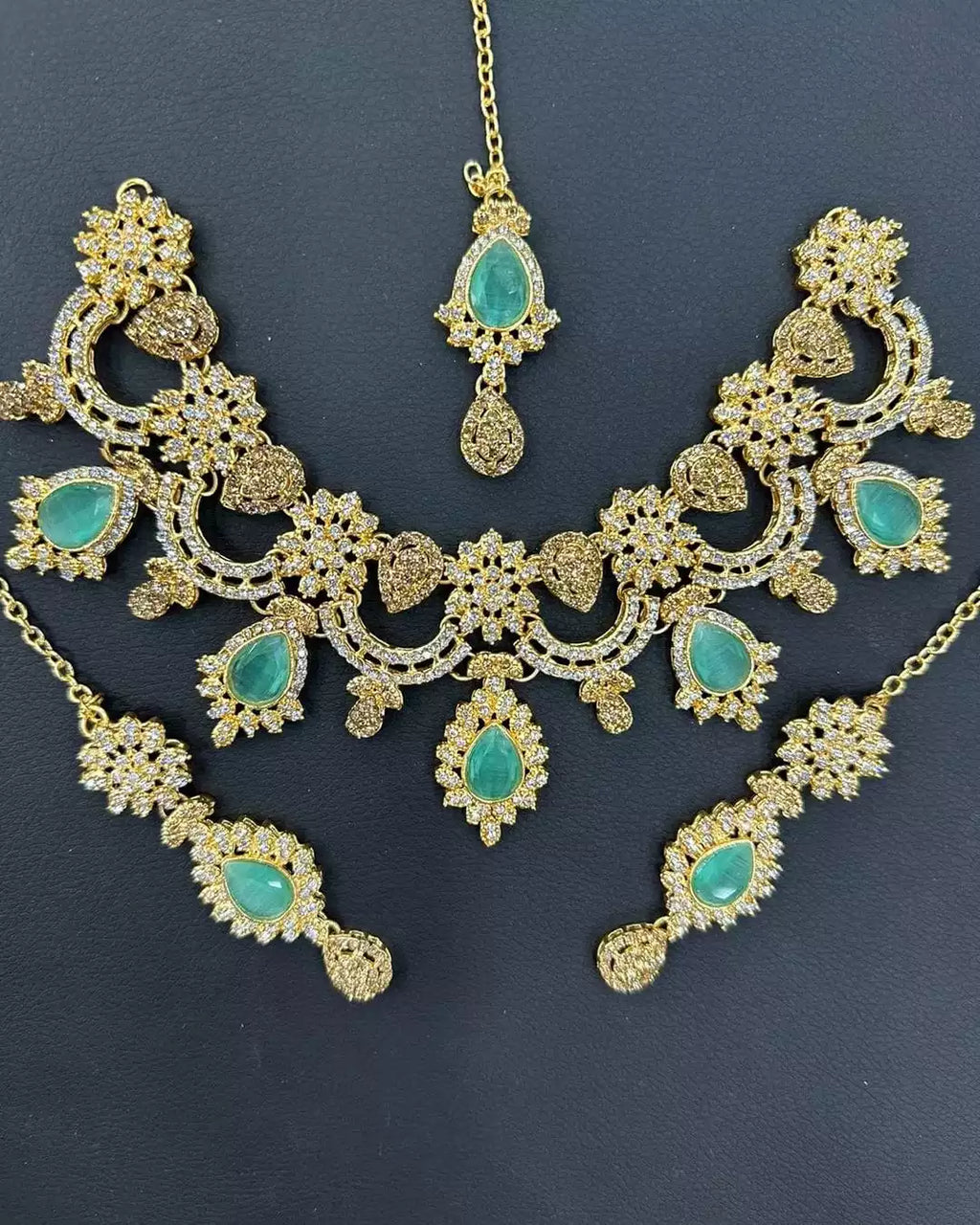 Zircon necklace set with teeka
