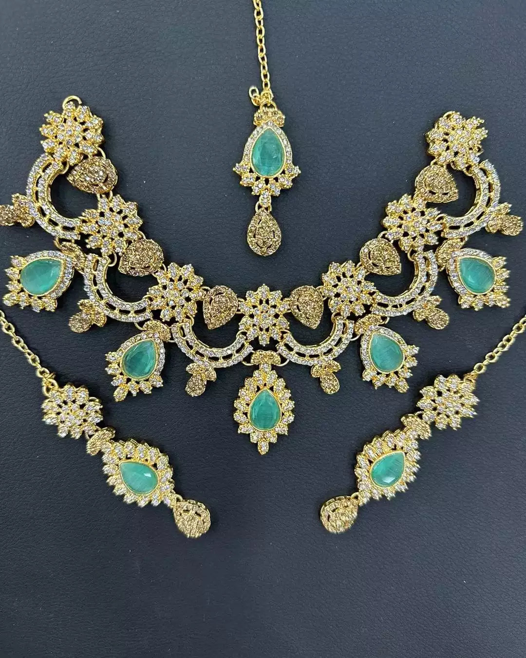 Zircon necklace set with teeka