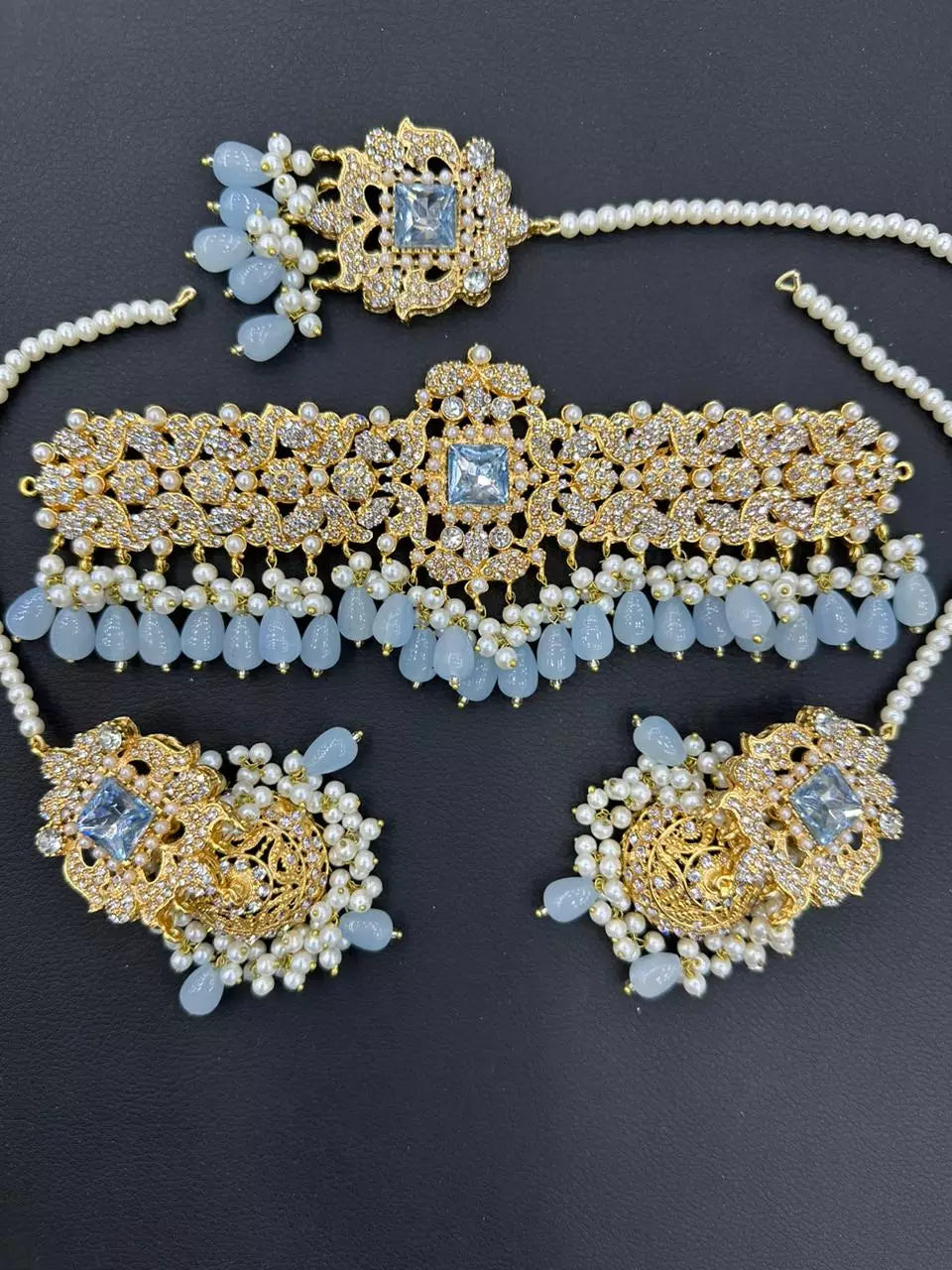 Zircon choker set with teeka