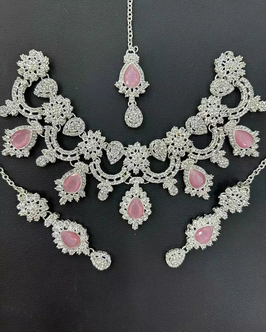 Zircon necklace set with teeka