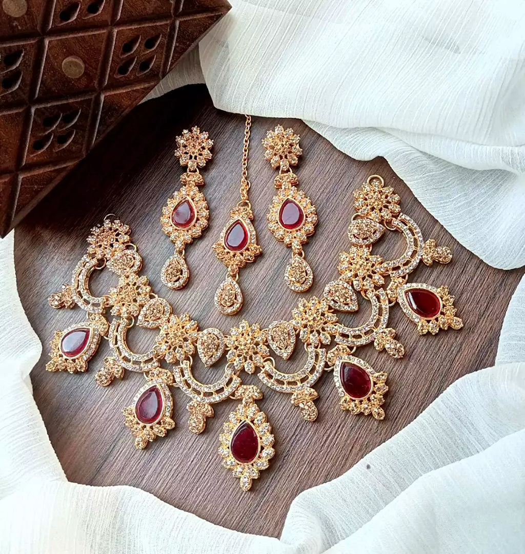 Zircon necklace with teeka