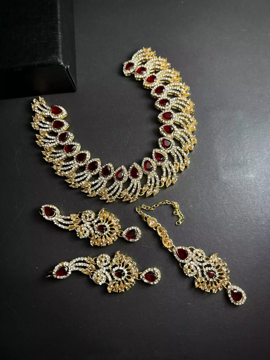Zircon necklace set with teeka