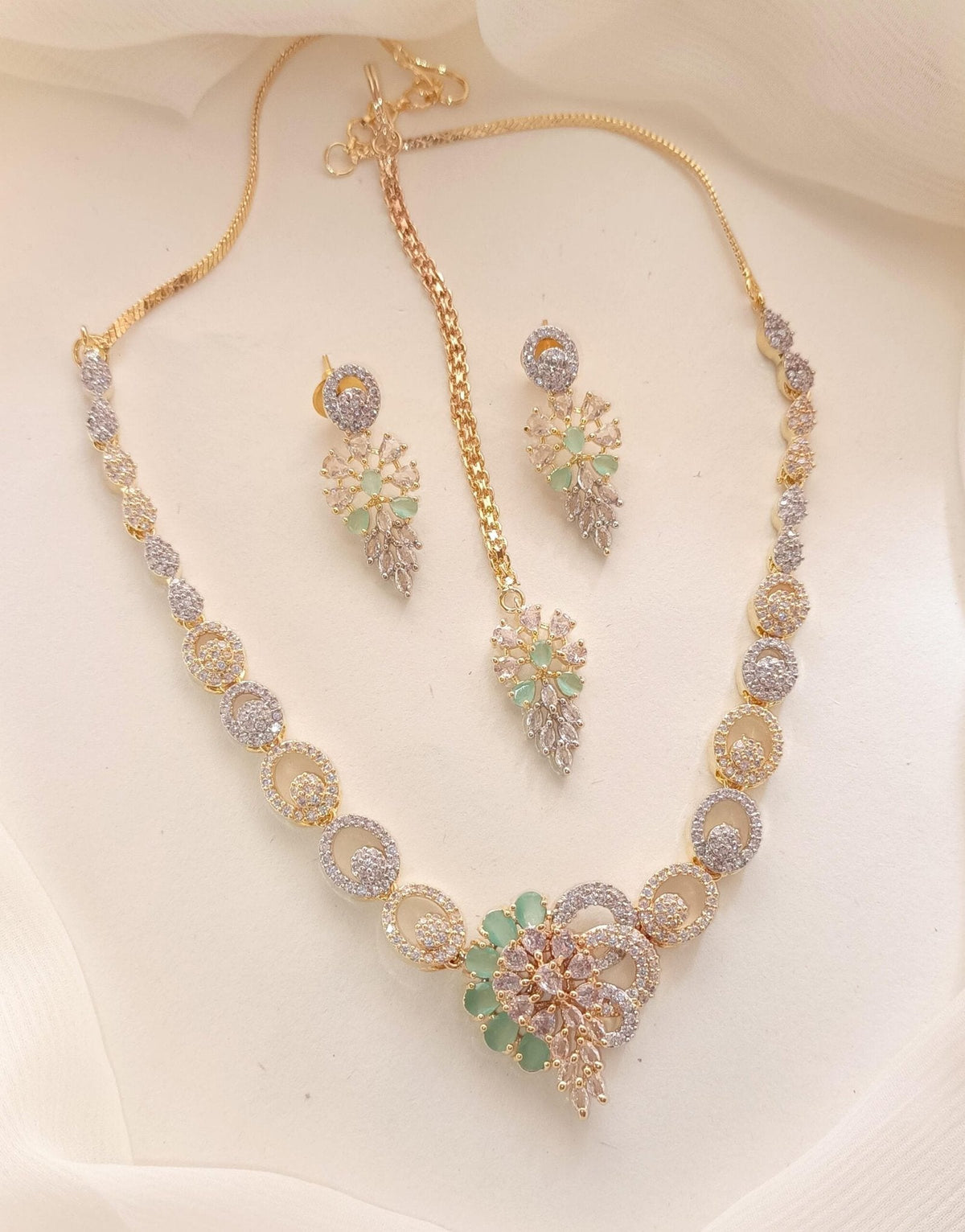 Indian necklace set with teeka Main image