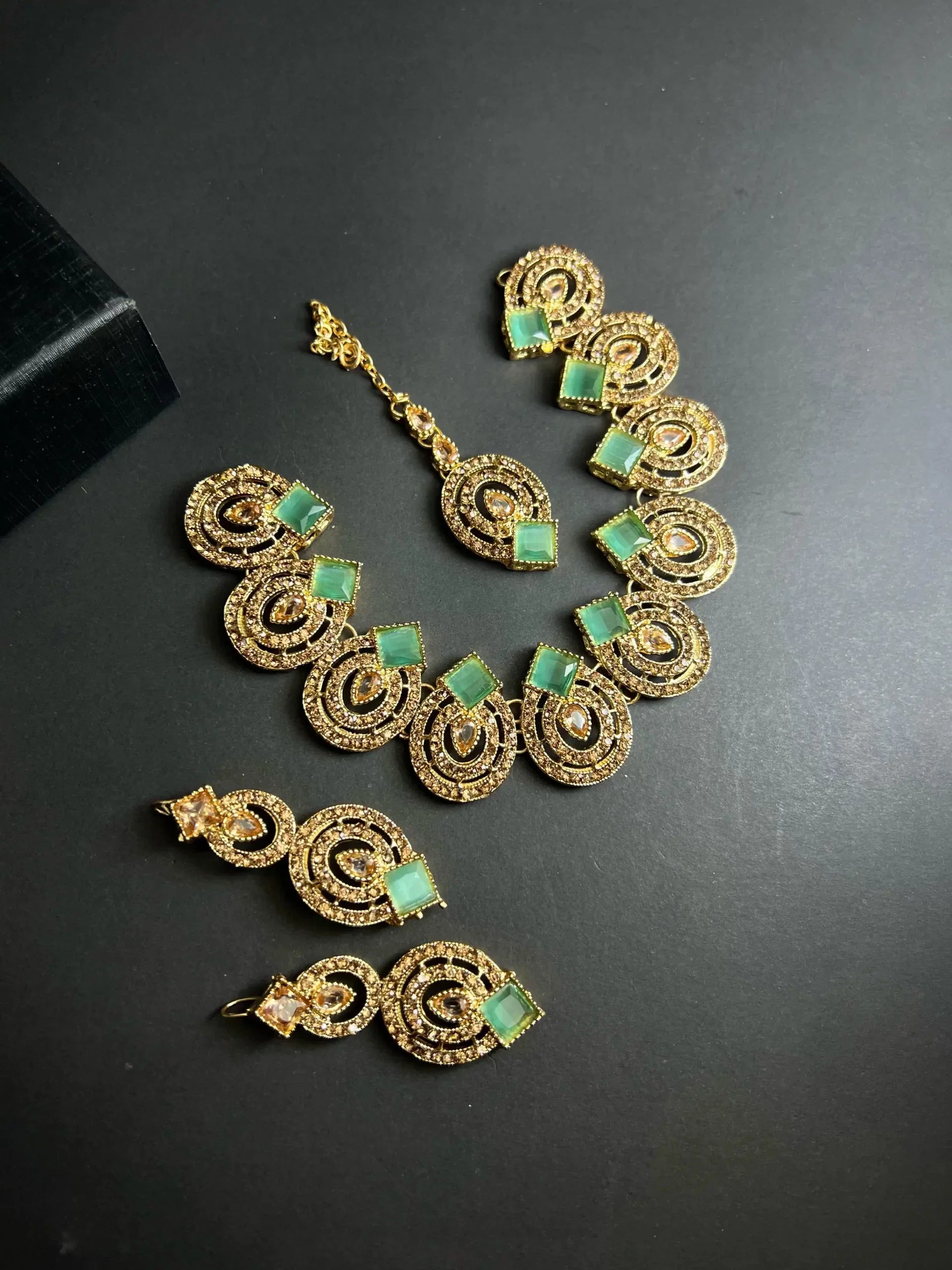 Zircon necklace set with teeka