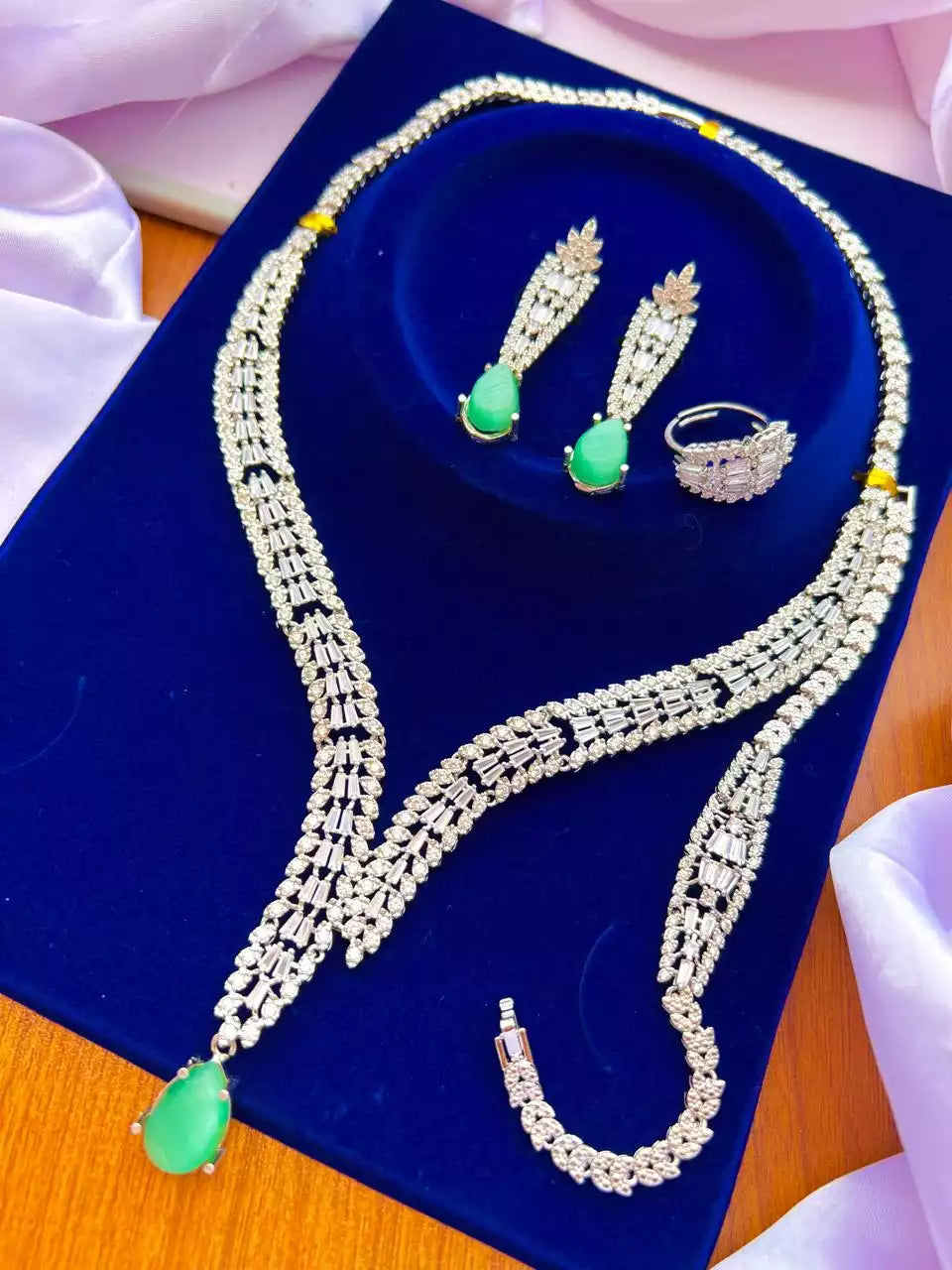 Zircon necklace set with bracelet