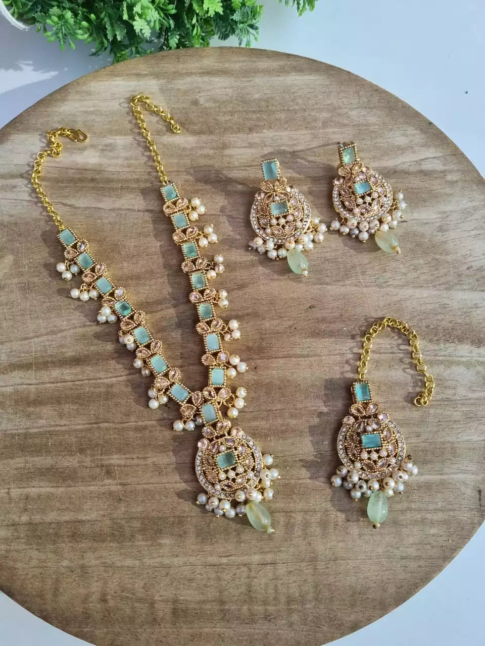 Zircon necklace set with teeka