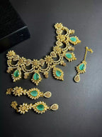 Zircon necklace set with teeka