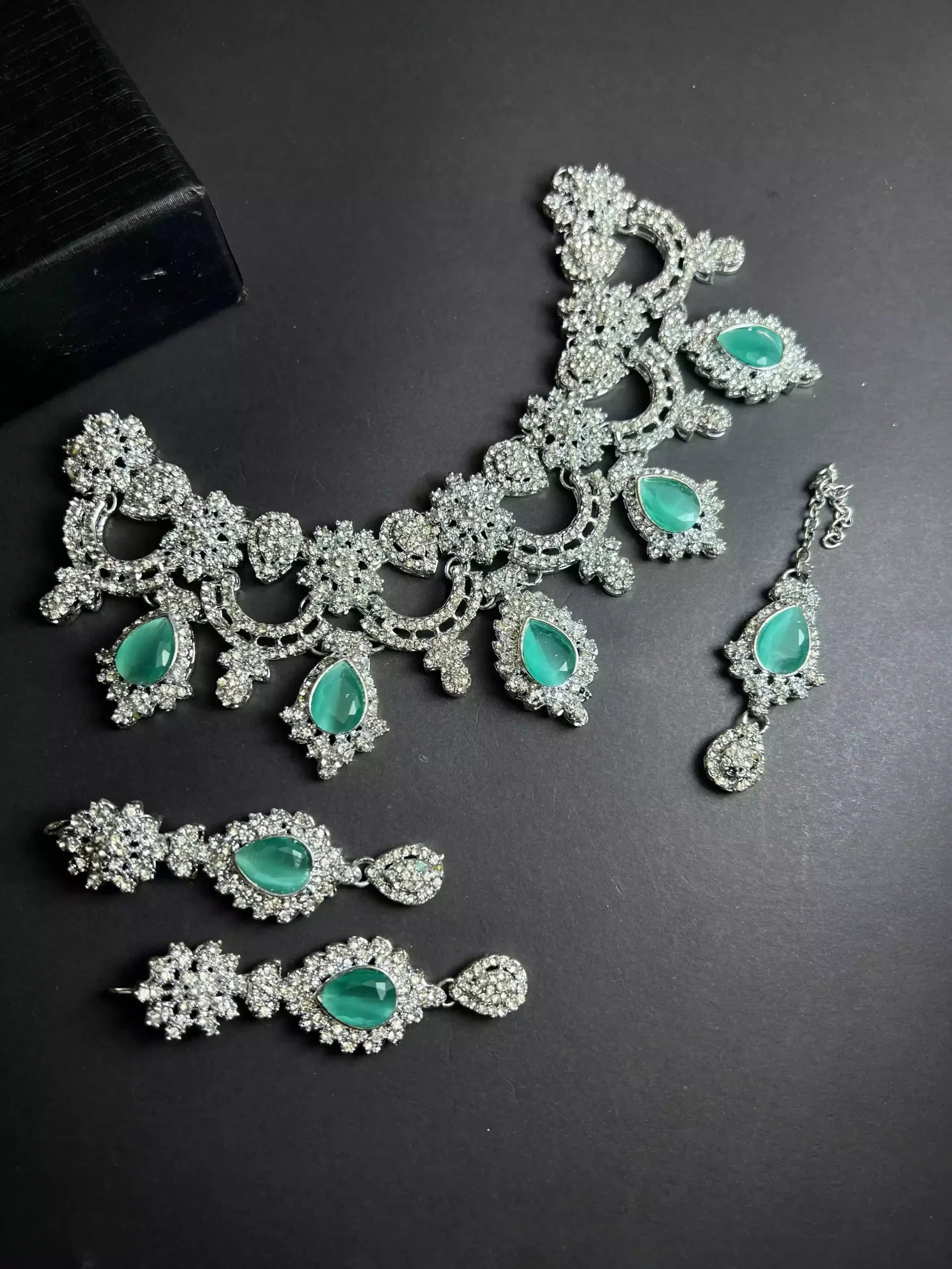 Zircon necklace set with teeka