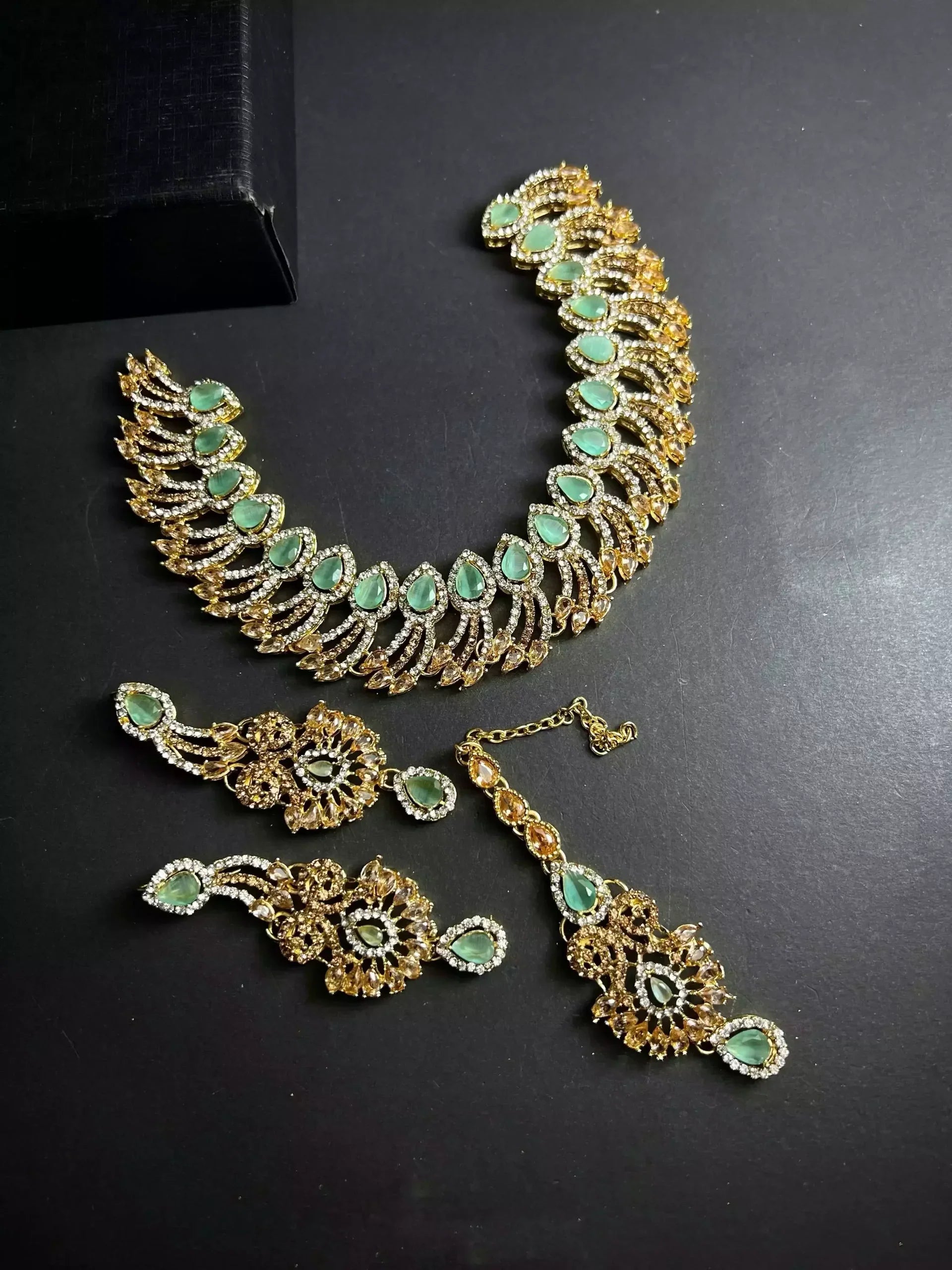 Zircon necklace set with teeka