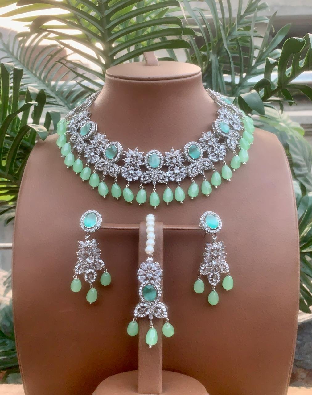 Zircon necklace set with teeka
