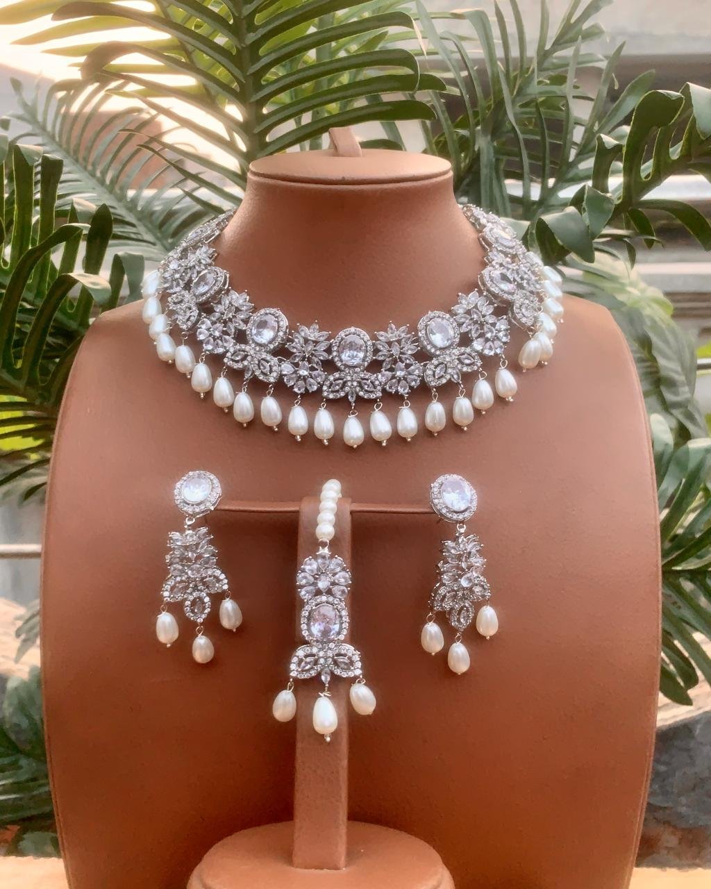 Zircon necklace set with teeka