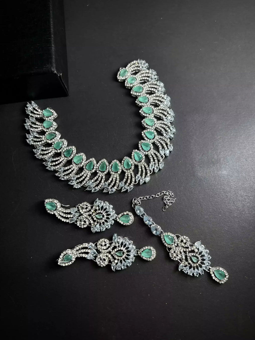 Zircon necklace set with teeka