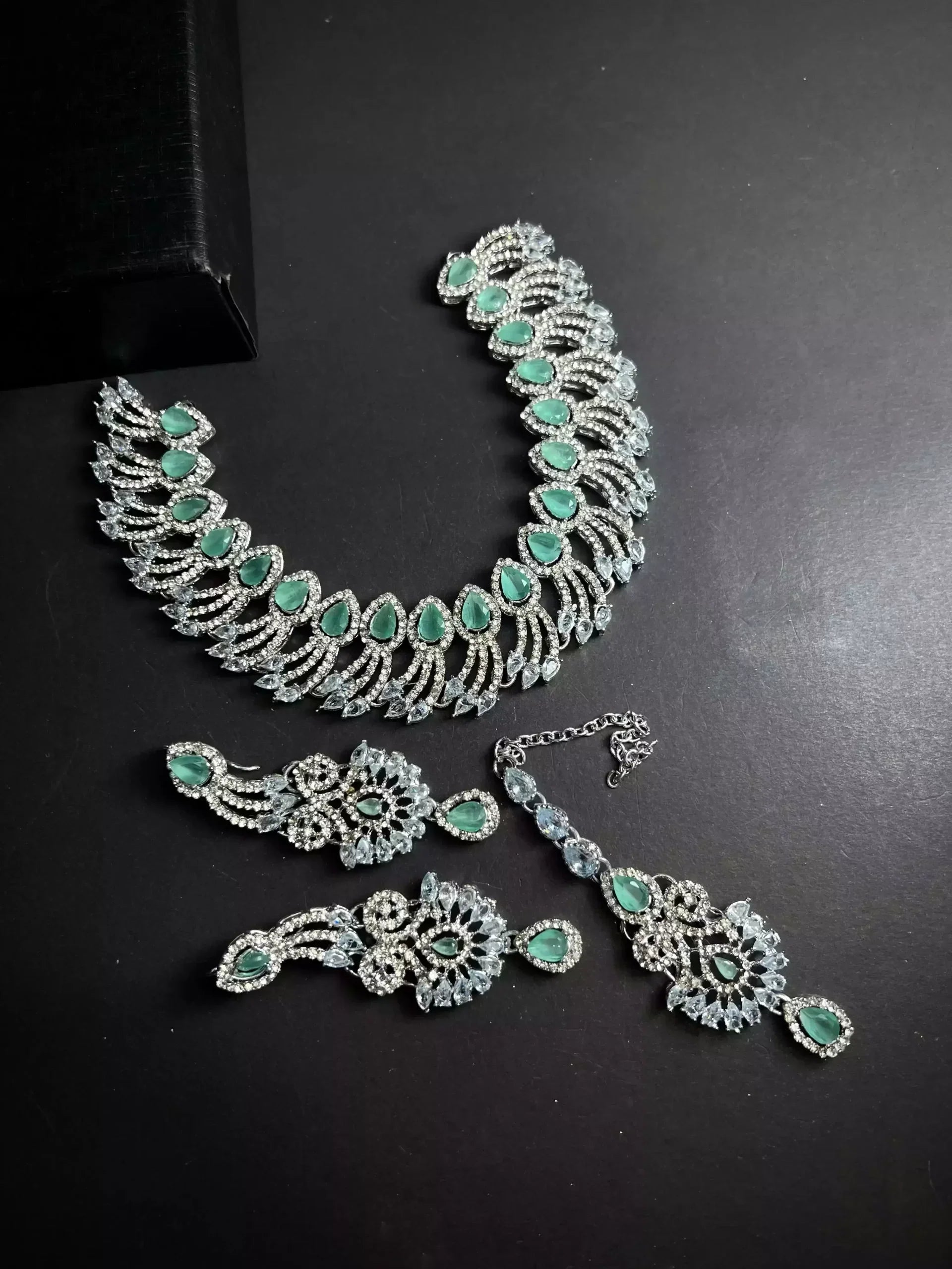 Zircon necklace set with teeka
