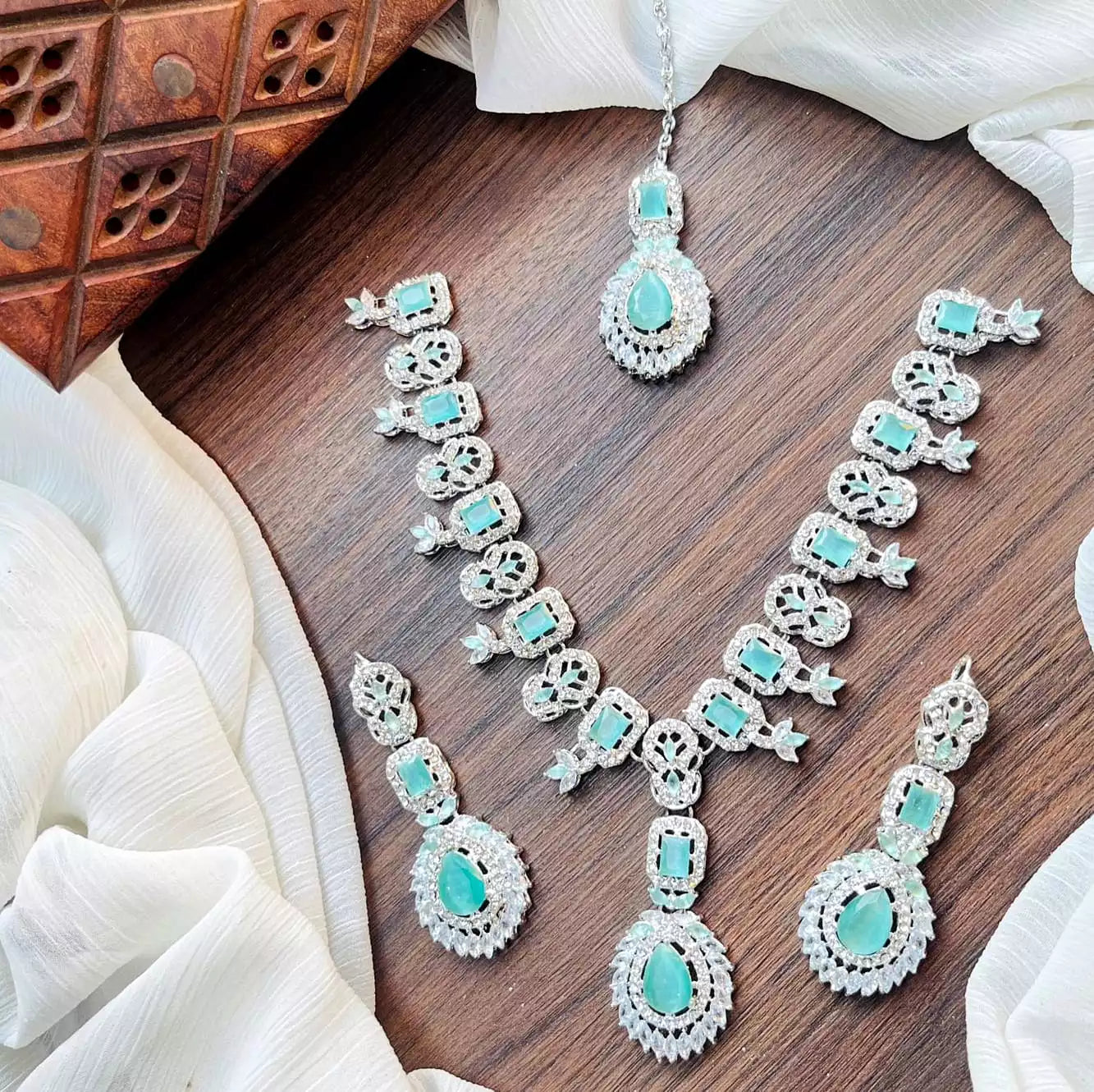 Zircon necklace set with teeka