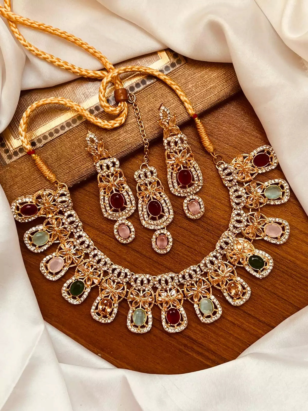 Zircon necklace set with teeka