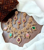 Zircon necklace with teeka