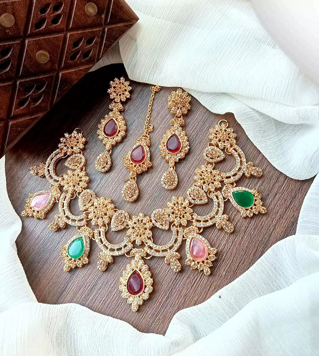 Zircon necklace with teeka