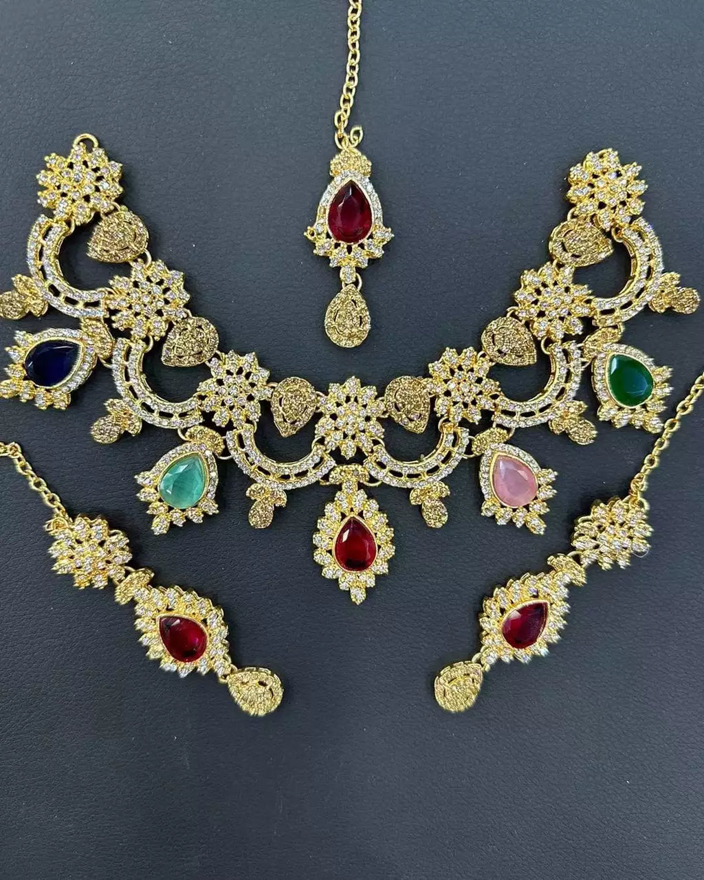 Zircon necklace set with teeka