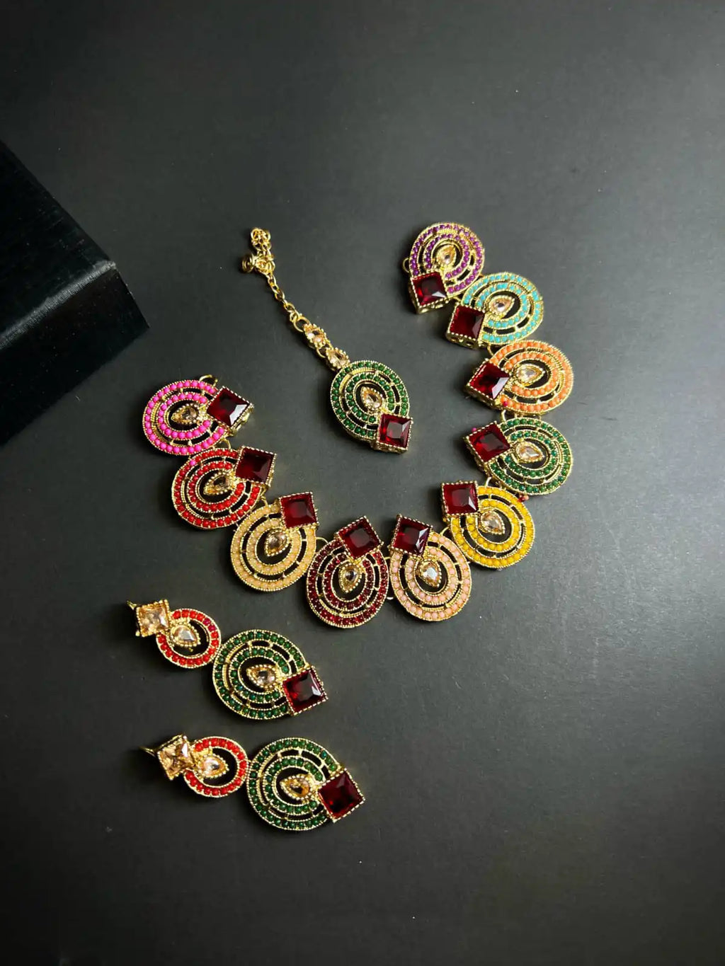 Zircon necklace set with teeka