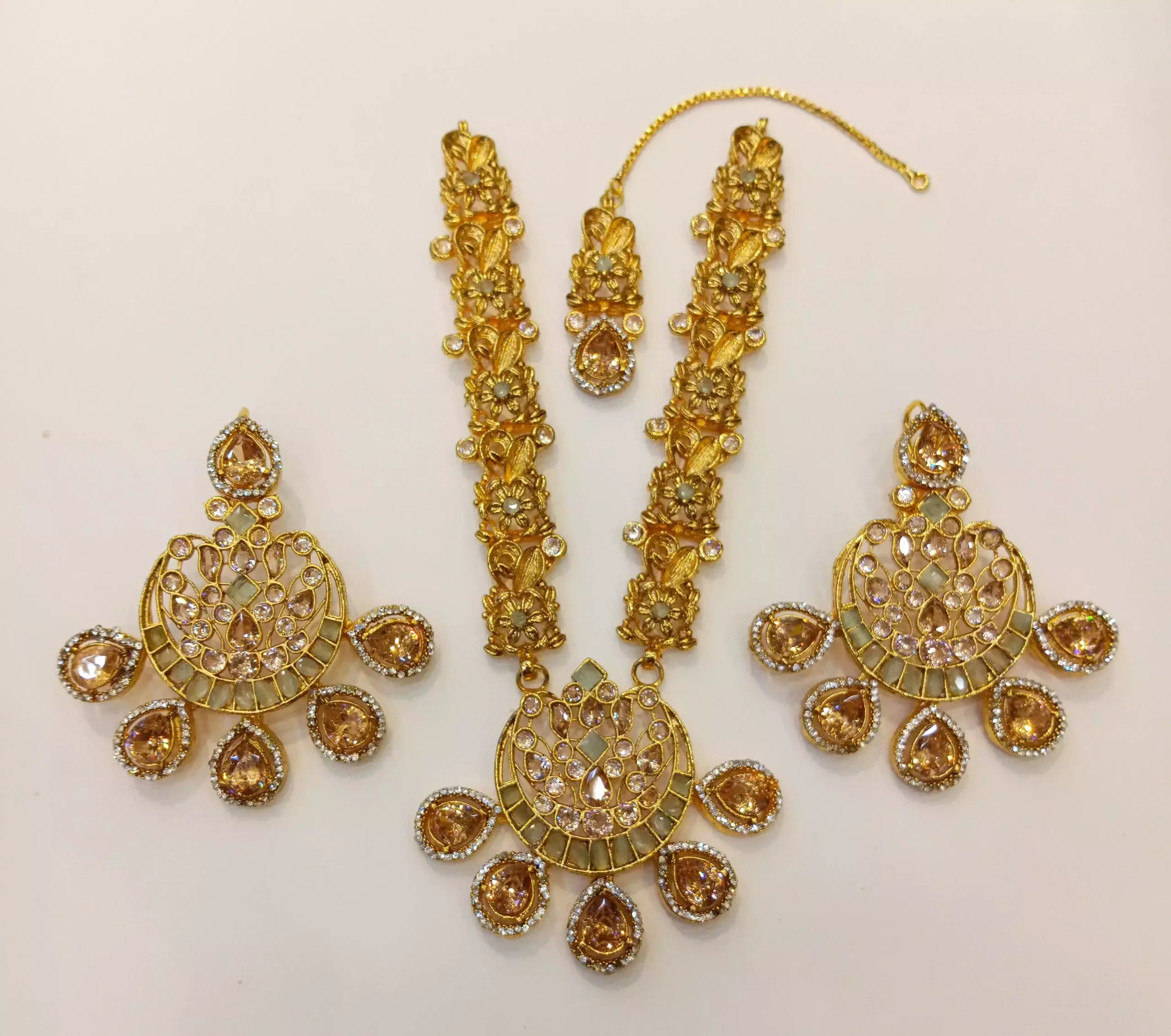 Unique style set with teeka