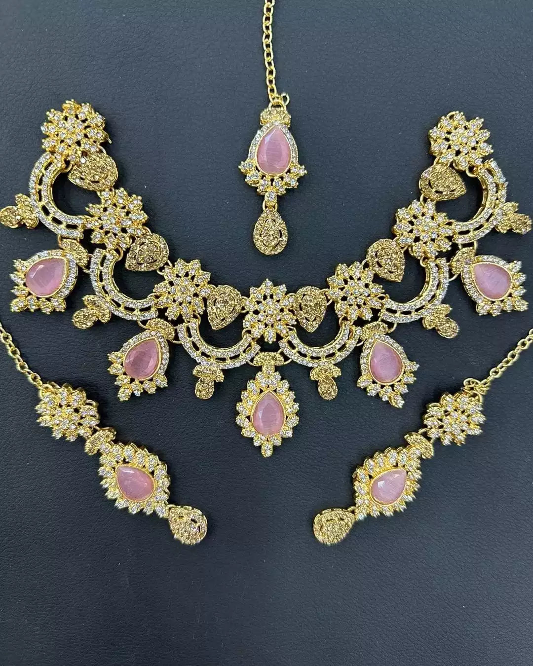 Zircon necklace set with teeka