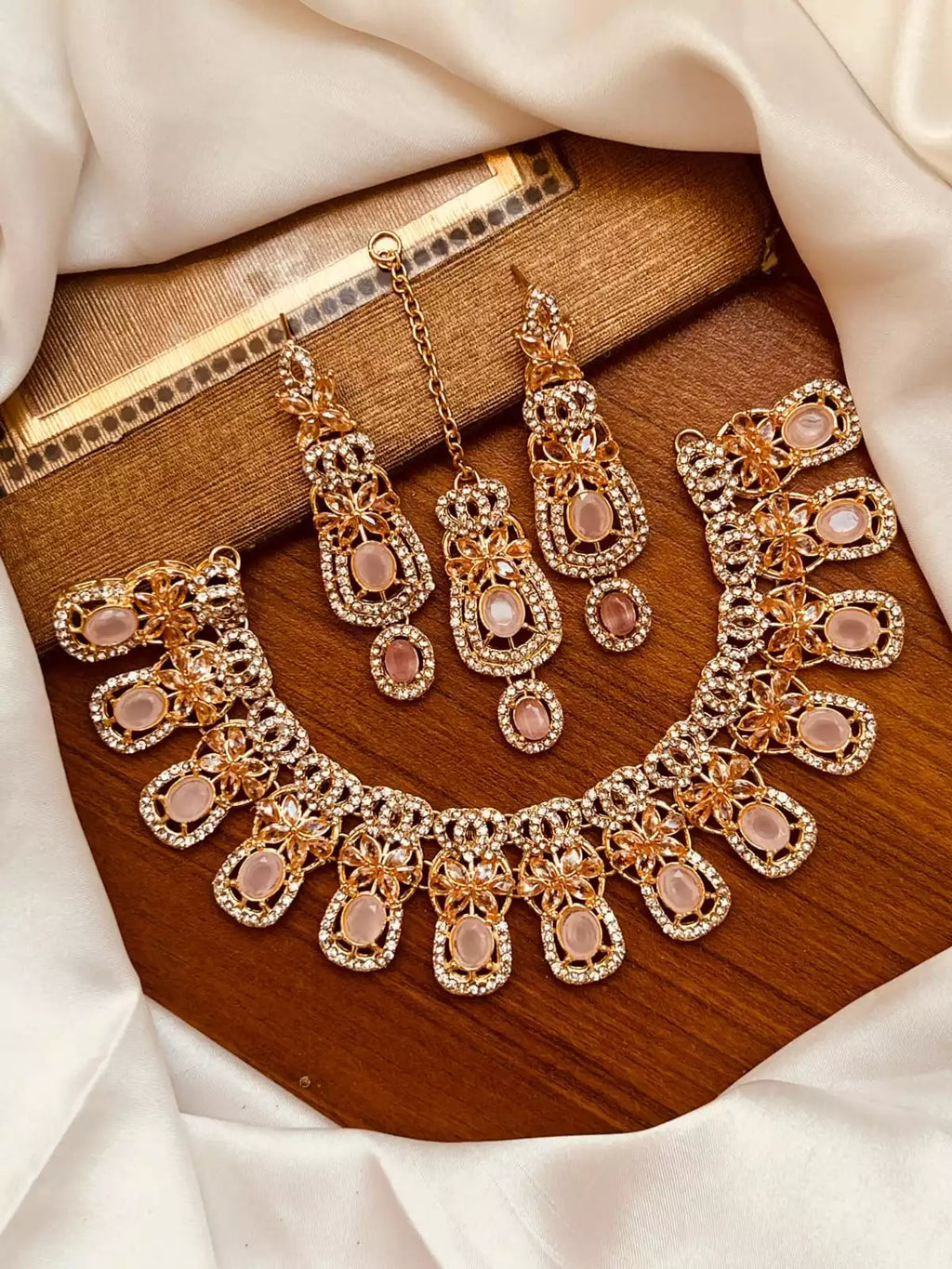 Zircon necklace set with teeka