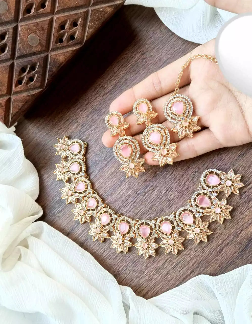 Zircon necklace set with teeka Main image