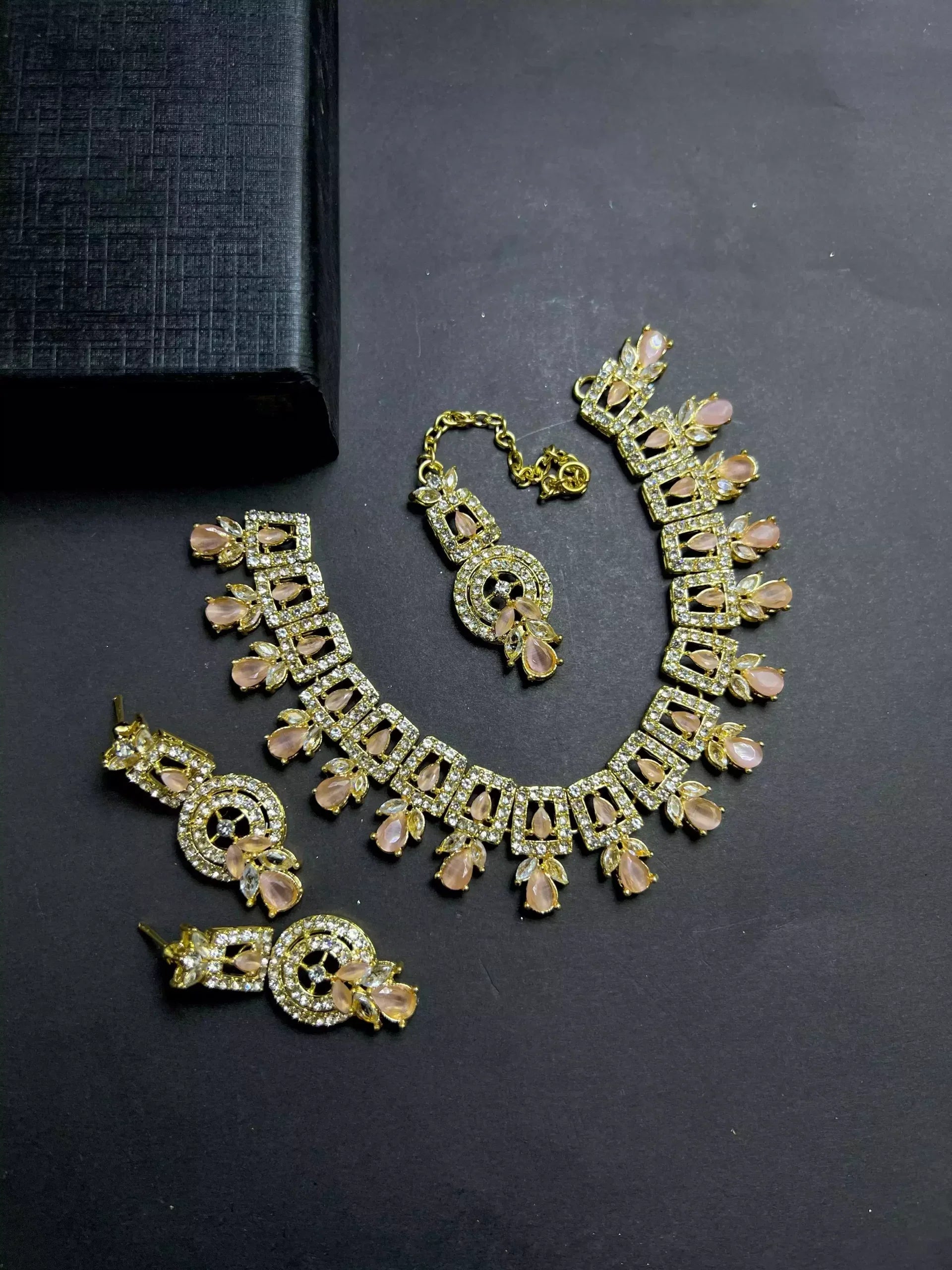 Zircon necklace set with teeka