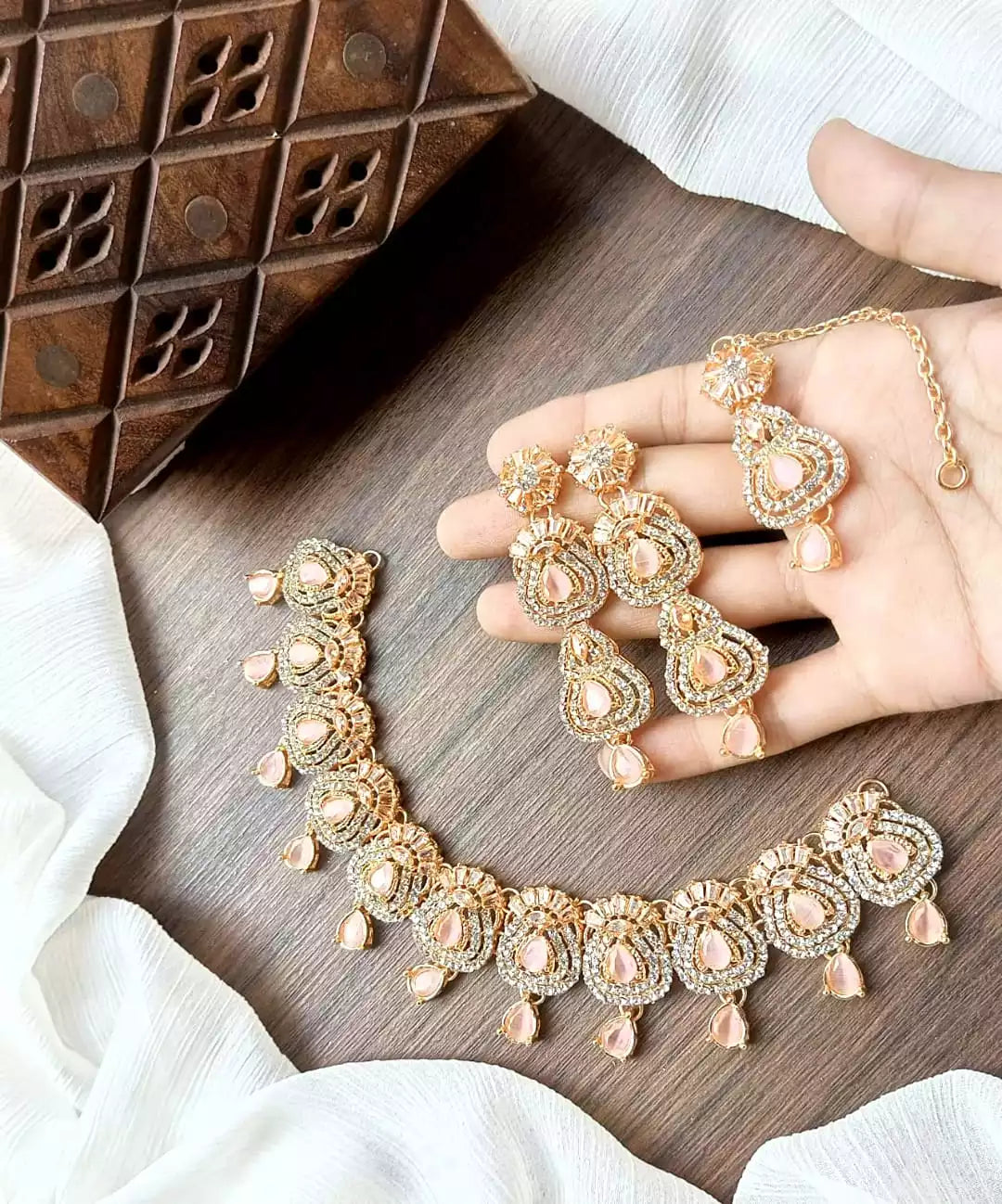 Zircon necklace set with long earrings