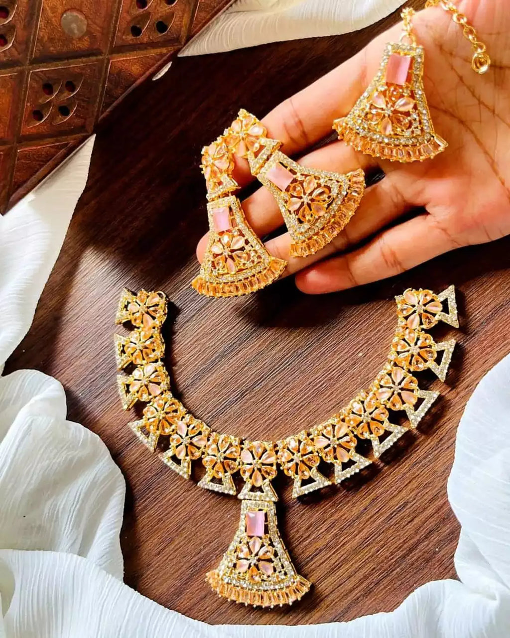 Zircon necklace set with teeka