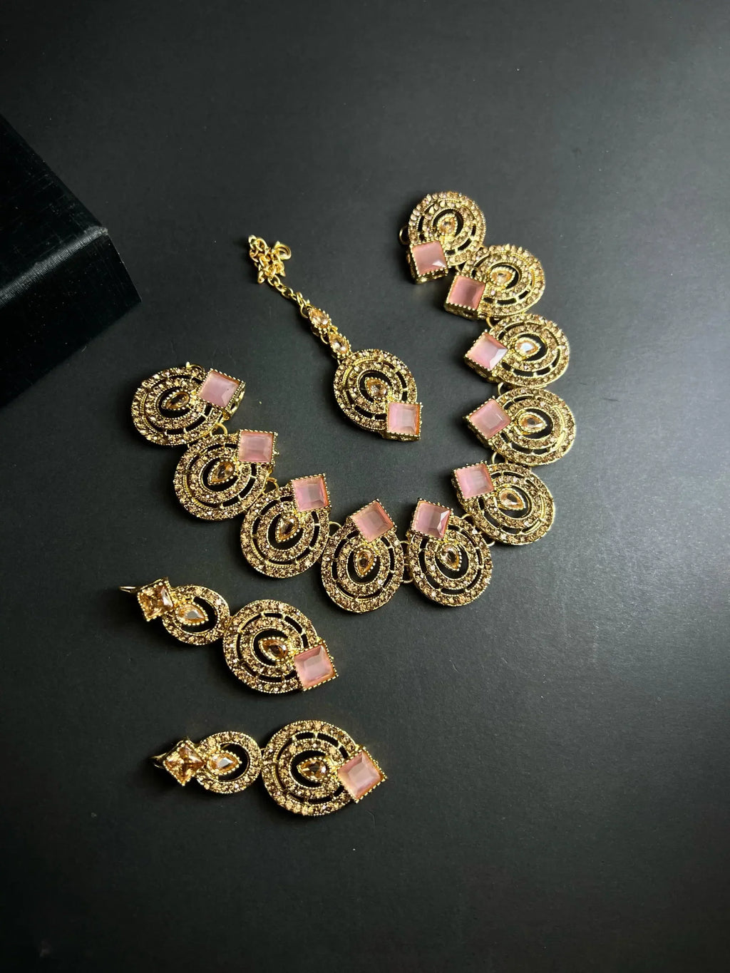 Zircon necklace set with teeka