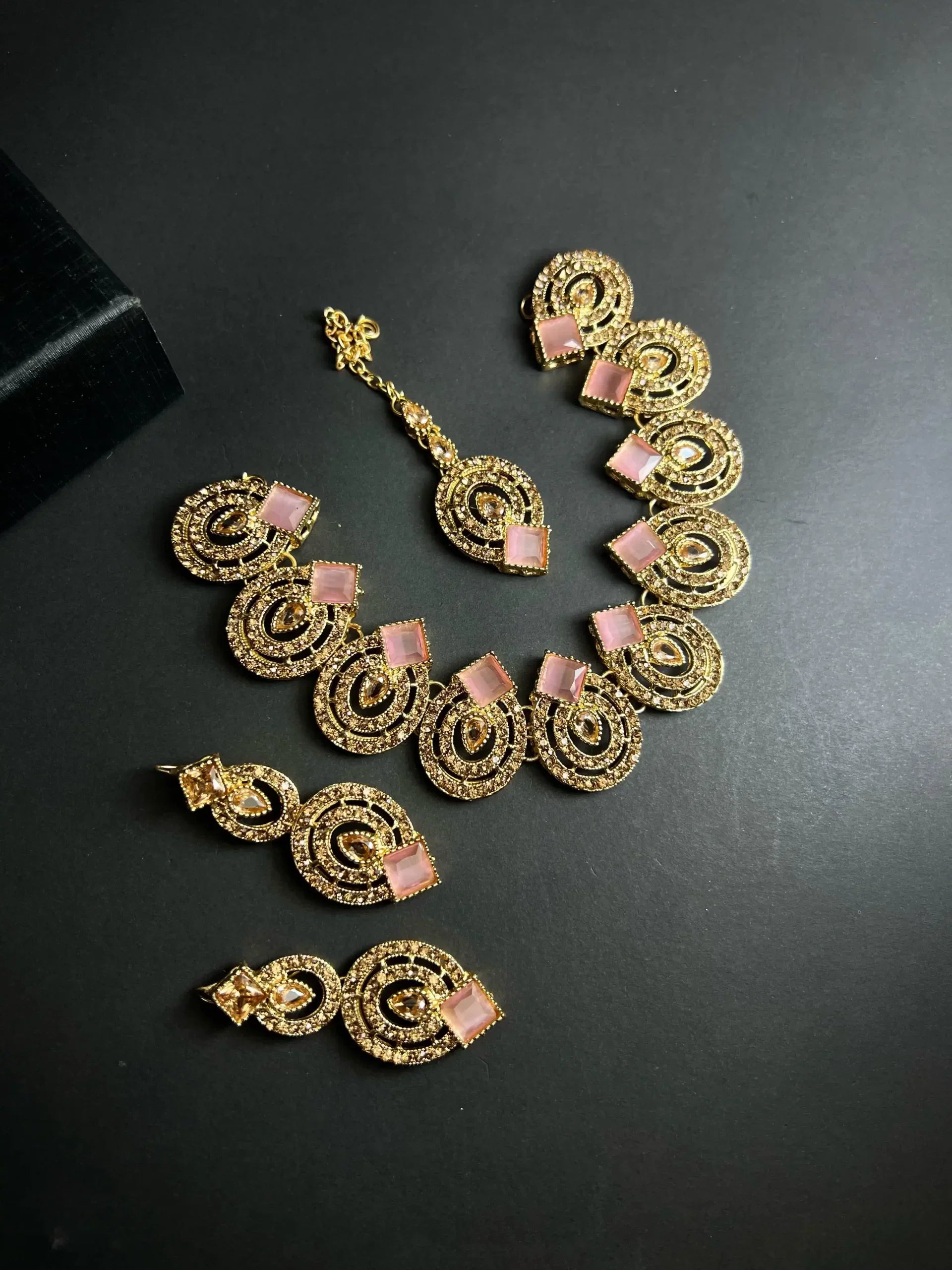 Zircon necklace set with teeka