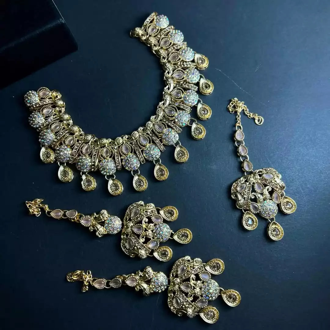 Zircon necklace set with teeka