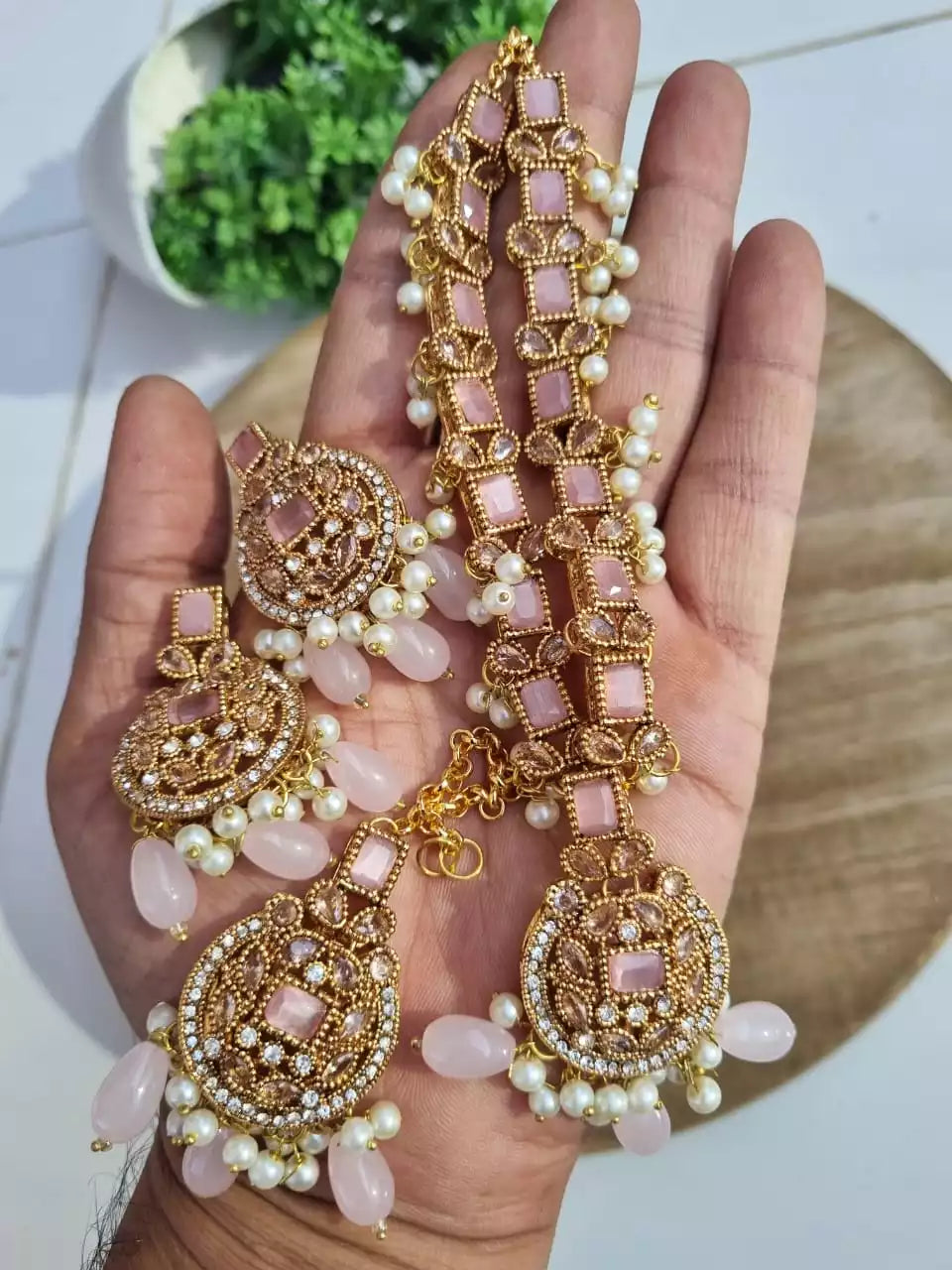 Zircon necklace set with teeka