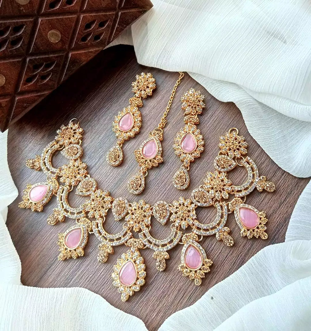 Zircon necklace with teeka