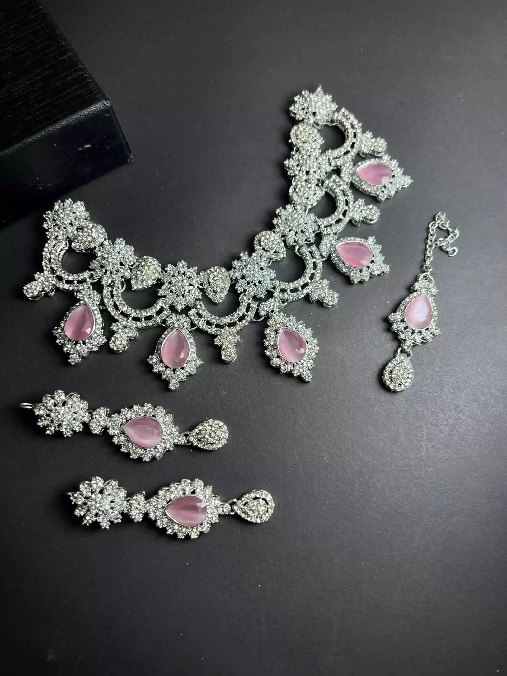 Zircon necklace set with teeka