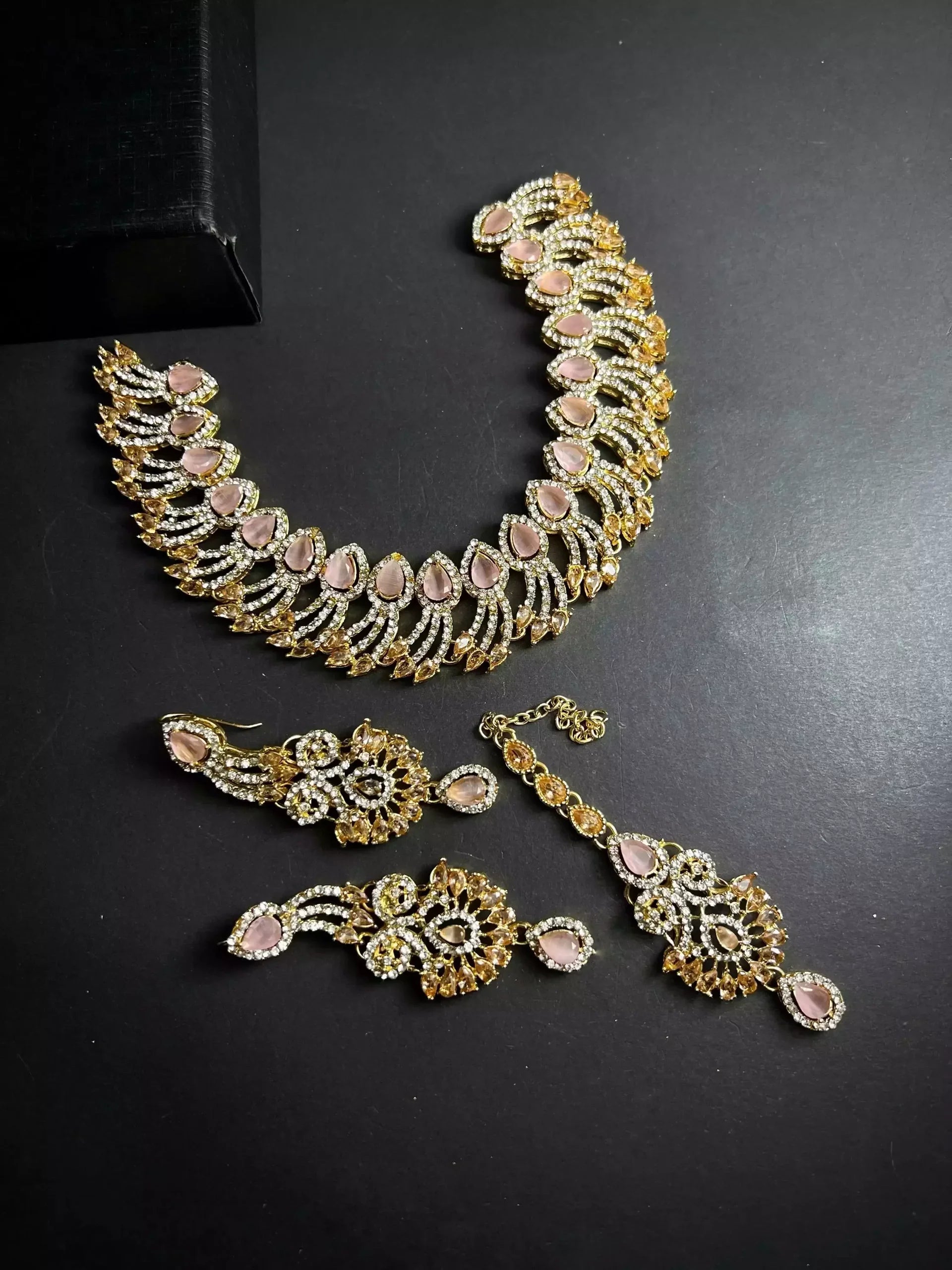 Zircon necklace set with teeka