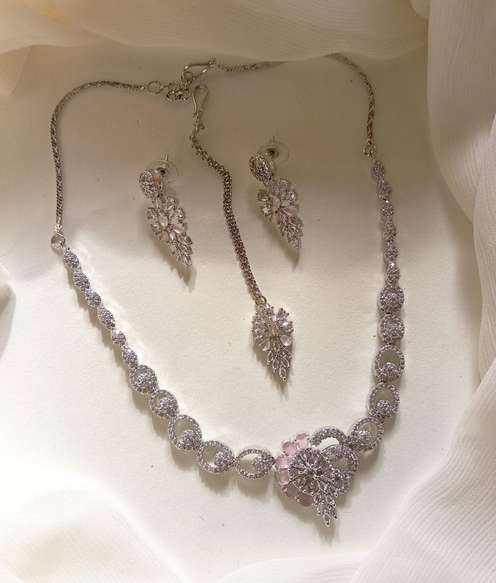 Indian necklace set with teeka