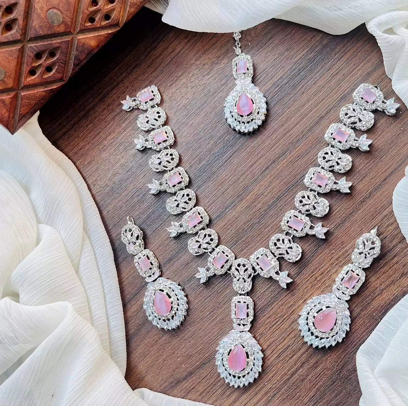 Zircon necklace set with teeka Main image