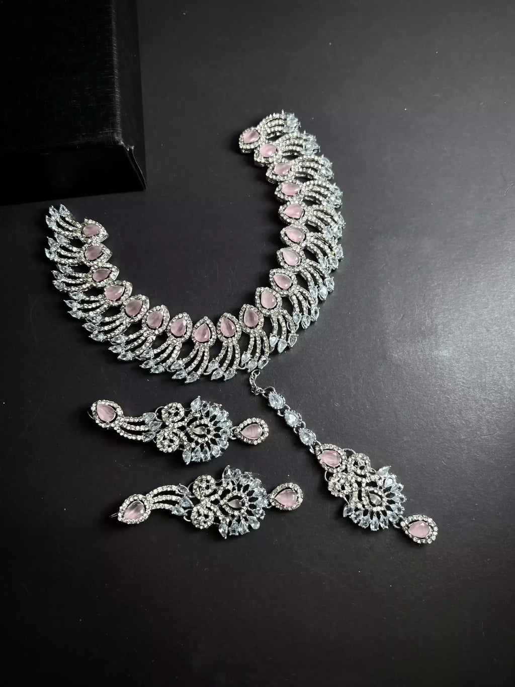 Zircon necklace set with teeka