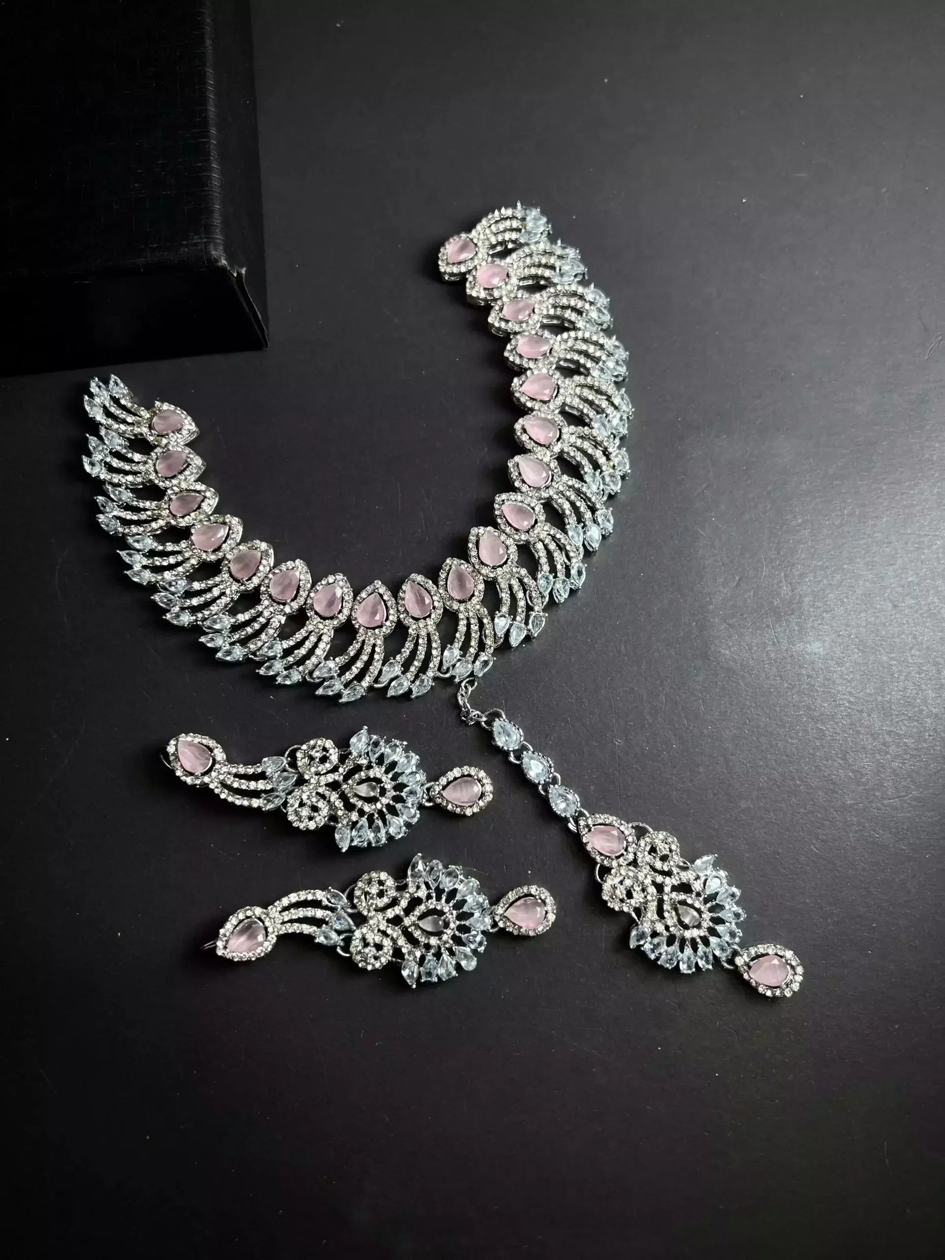 Zircon necklace set with teeka