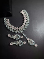 Zircon necklace set with teeka